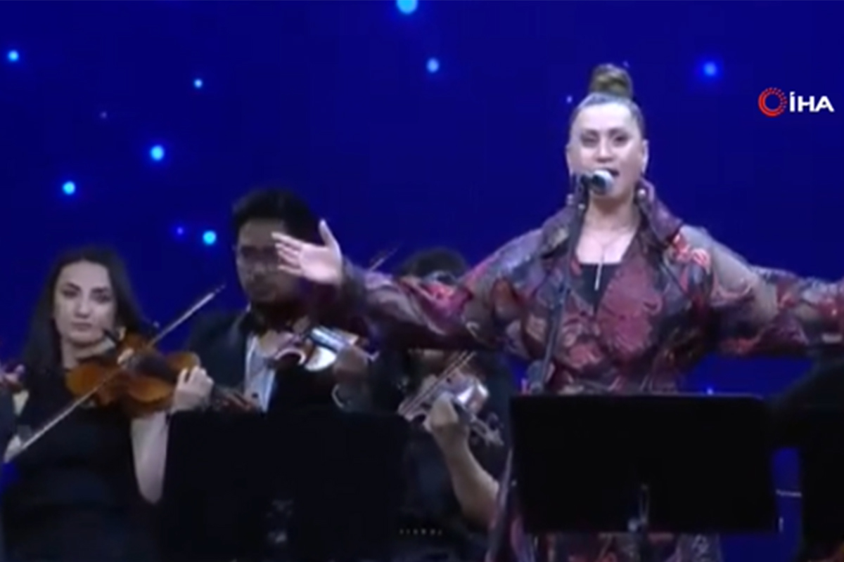 Cumhurbaşkanı Erdoğan, Azerin’in ‘Çırpınırdın Karadeniz’ türküsünü ayakta alkışladı