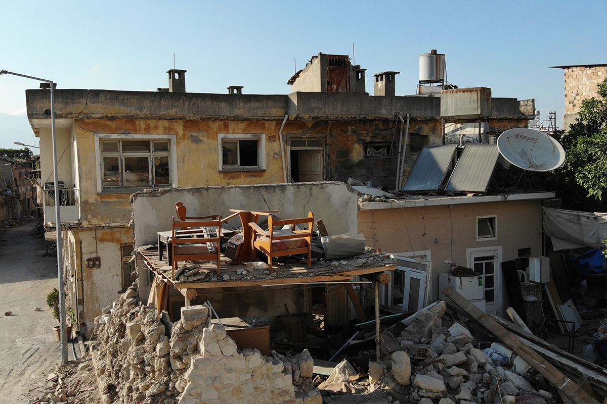 Enkazın ortasında dikkat çeken koltuk takımı