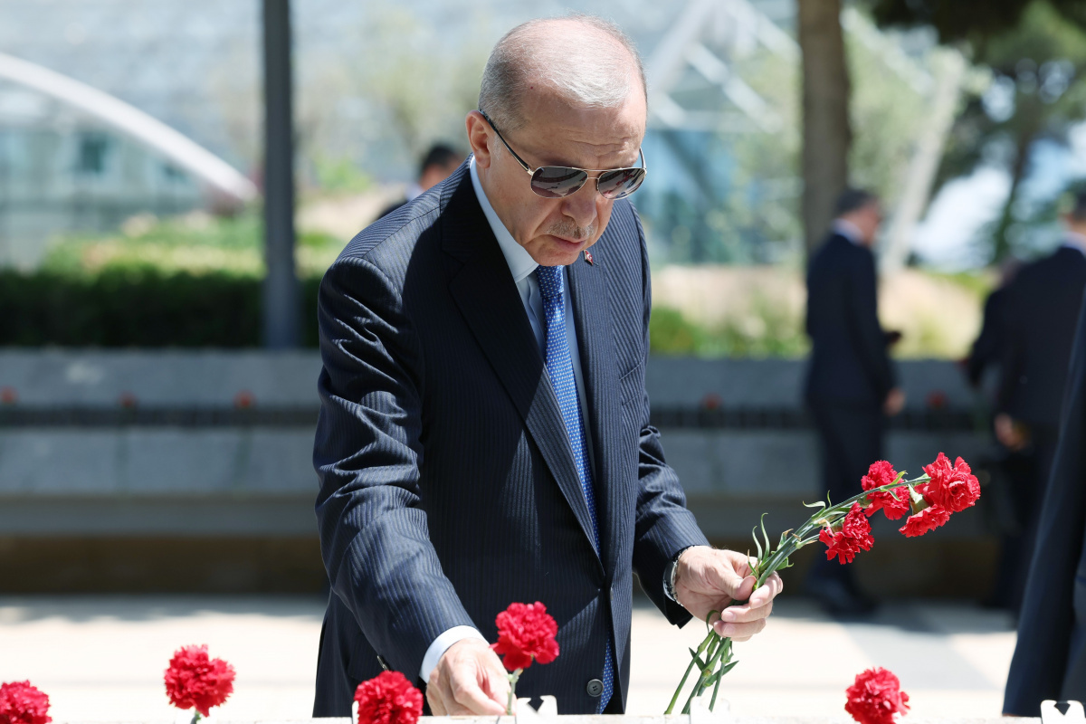 Cumhurbaşkanı Erdoğan, Bakü’de şehitliği ziyaret etti