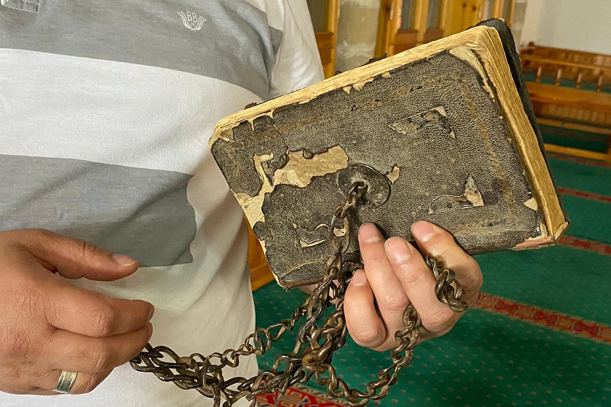 300 yıldır muhafaza edilen Kur’an-ı Kerim’in kapağındaki zincirler dikkat çekiyor