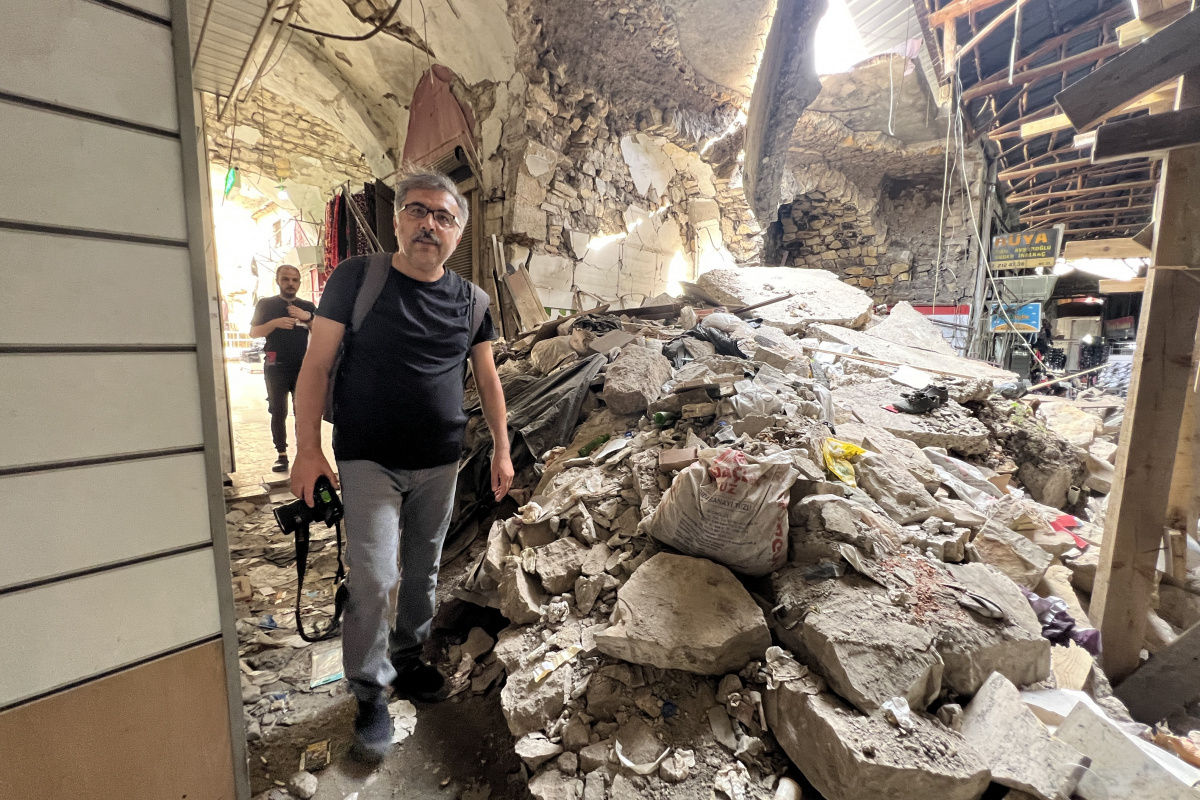 Depremde yıkılan tarihi mekanları fotoğraflıyor