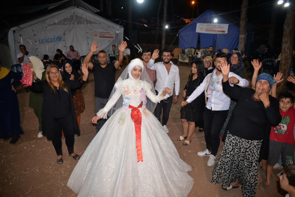 Depremzede çift, aşklarının başladığı çadır kentte evlendi