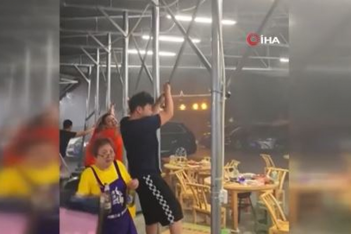 Çin’de şiddetli rüzgar tenteye tutunan insanları uçurdu