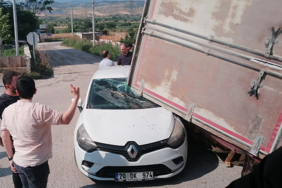 Zincirleme kazaya karışan araç, yoldan geçen otomobilin üzerine devrildi