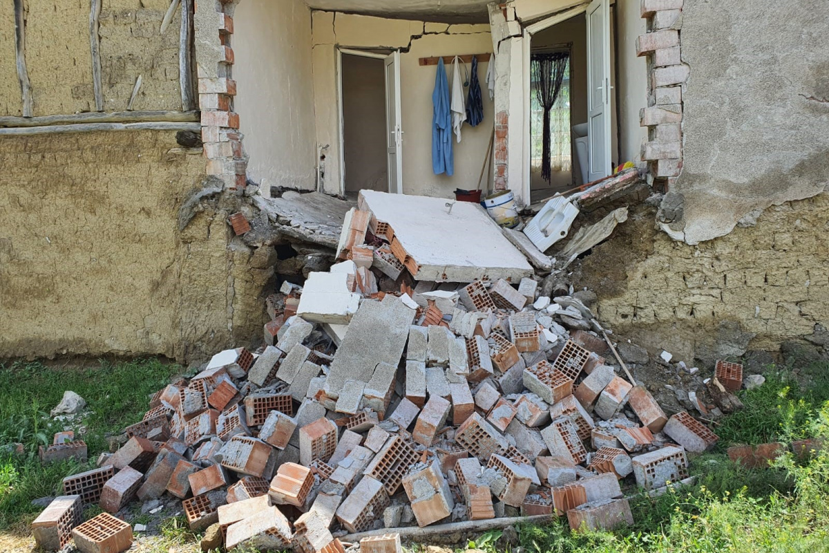 Sağanak yağışa dayanamayan evin duvarı çöktü