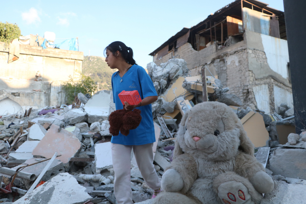 Enkaz üzerinde umutlu arayış