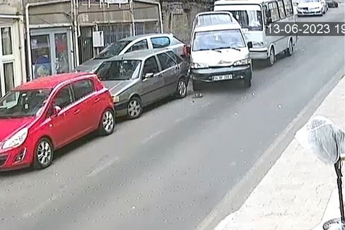 Freni boşalan minibüs park halindeki araçlara daldı: O anlar kamerada