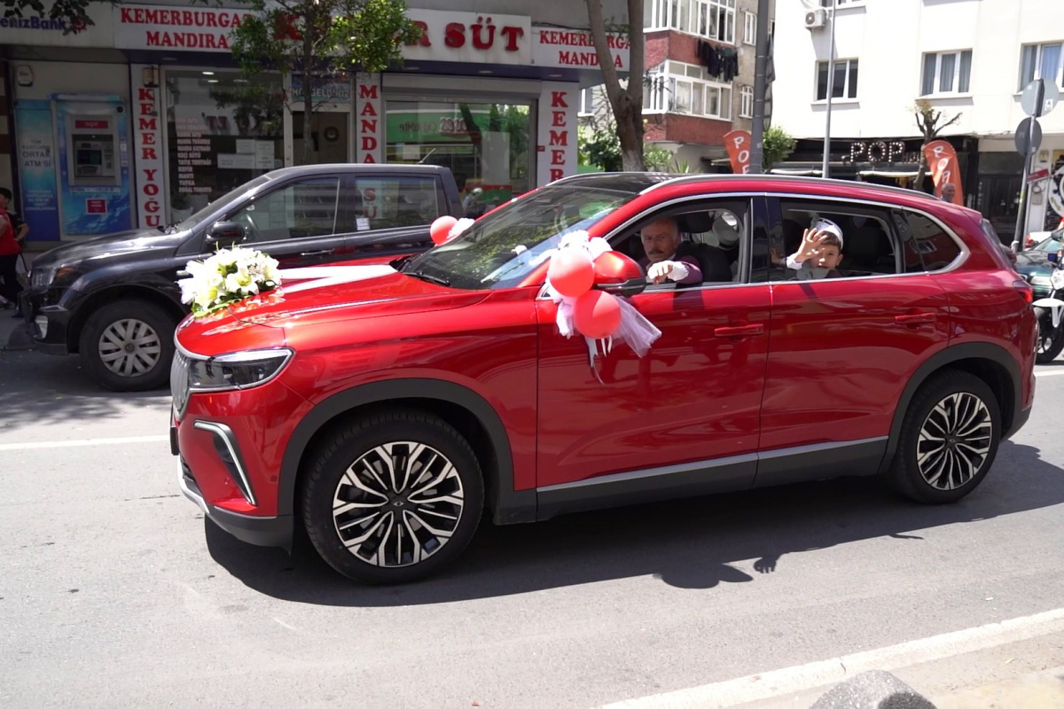 Bayrampaşa’da sünnet olan çocuklara TOGG’lu konvoy sürprizi