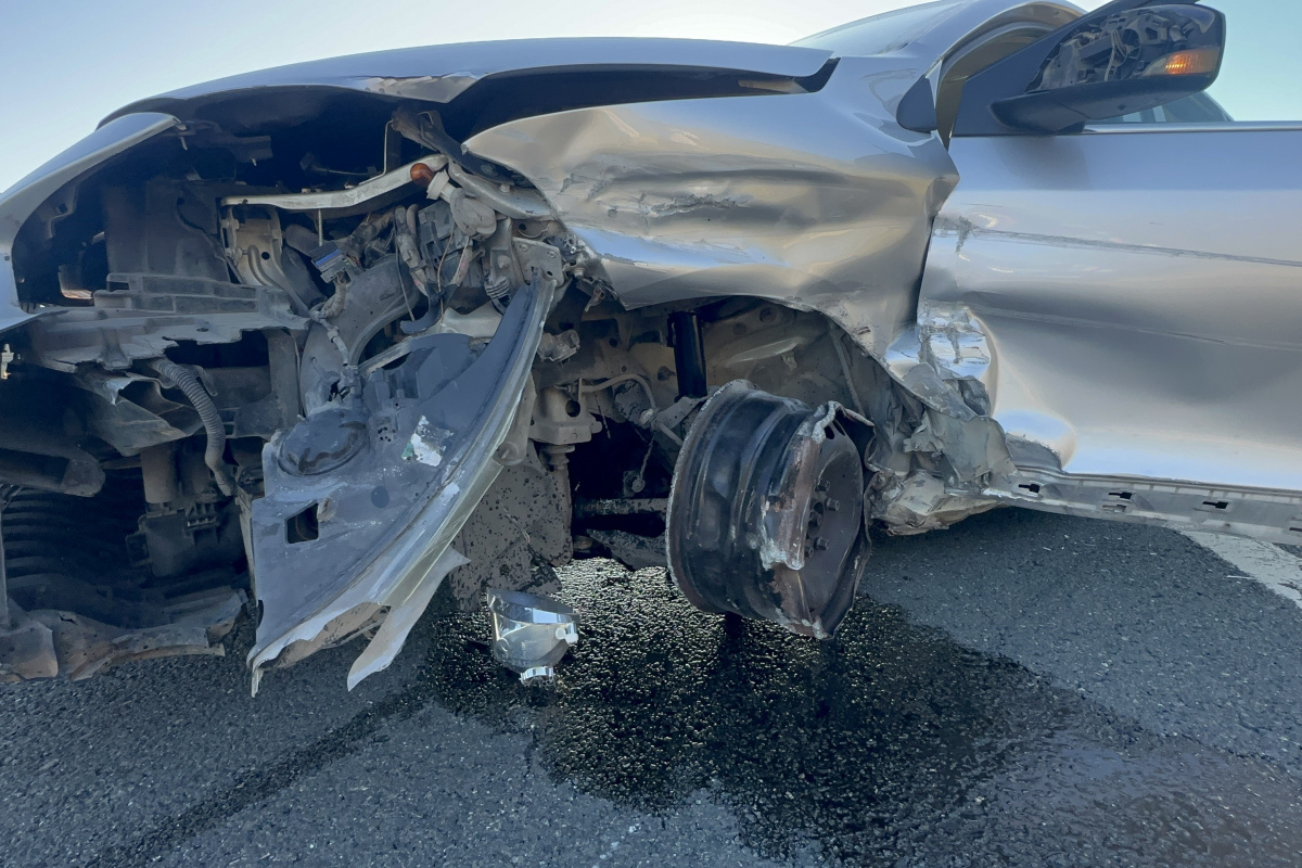 Lastiği patlayan otomobil bariyerlere çarptı: 3’ü çocuk 4 yaralı