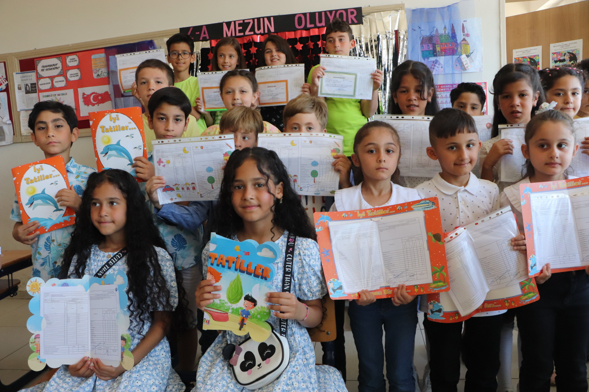 Bu okulda 10 ikiz ve 2 üçüz öğrenci karne heyecanı yaşadı