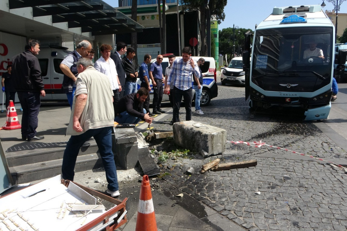 Pendik’te freni patlayan minibüs hastanenin girişine daldı