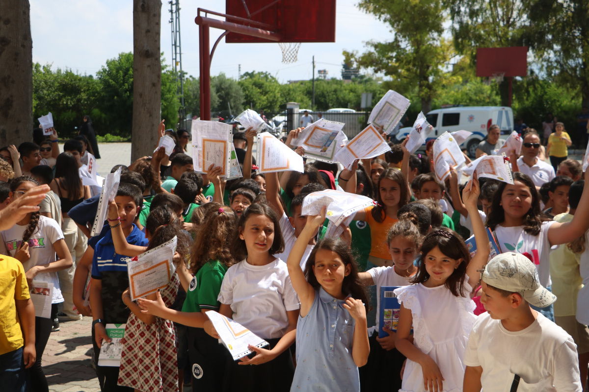 Depremin vurduğu Hatay’da karne mutluluğu