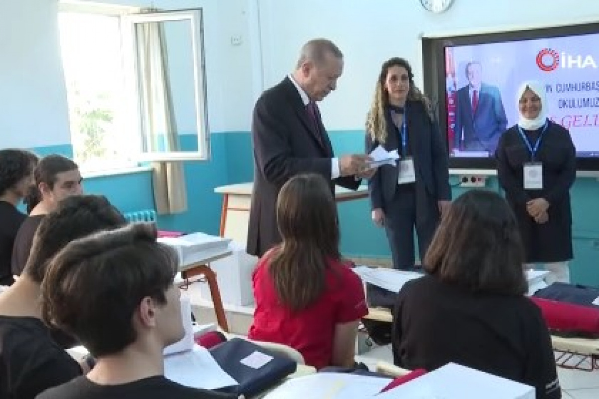 Cumhurbaşkanı Erdoğan, Haydarpaşa Lisesi’nde karne törenine katıldı