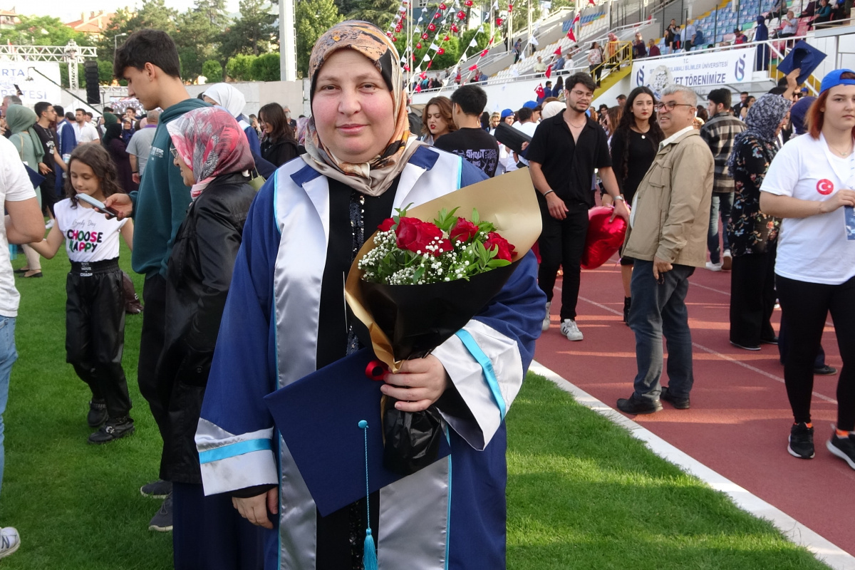 Okuma aşkı bitmedi, 43 yaşında üniversiteden mezun oldu