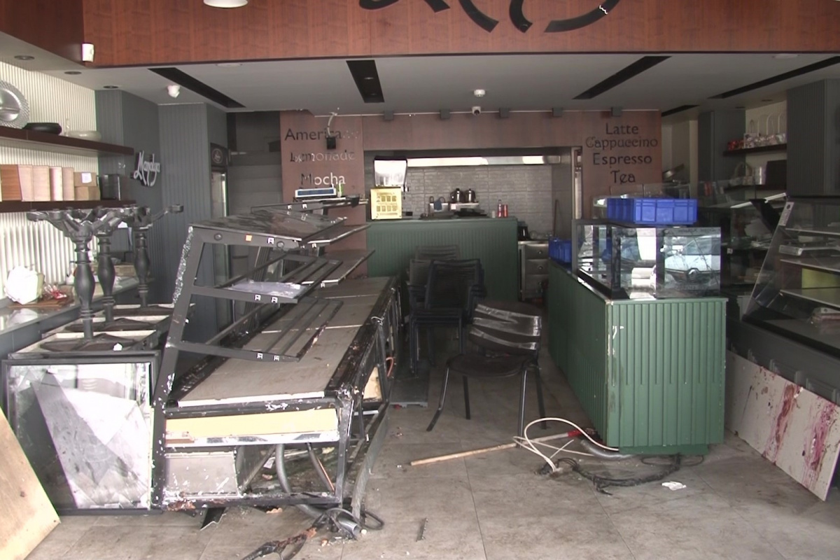 Çekmeköy’de kontrolden çıkan cipin pastaneye daldığı anlar kameraya yansıdı