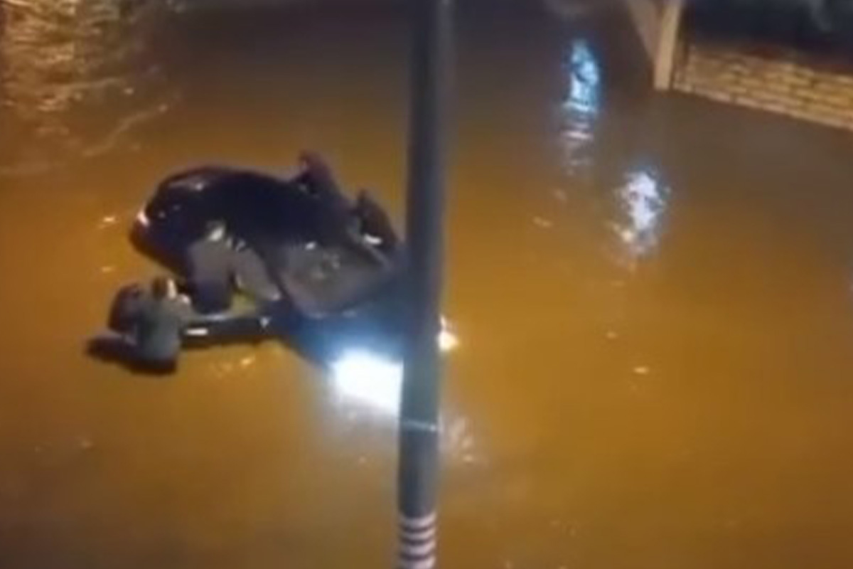 Sokak gölete döndü, suya gömülen otomobili vatandaşlar kurtardı