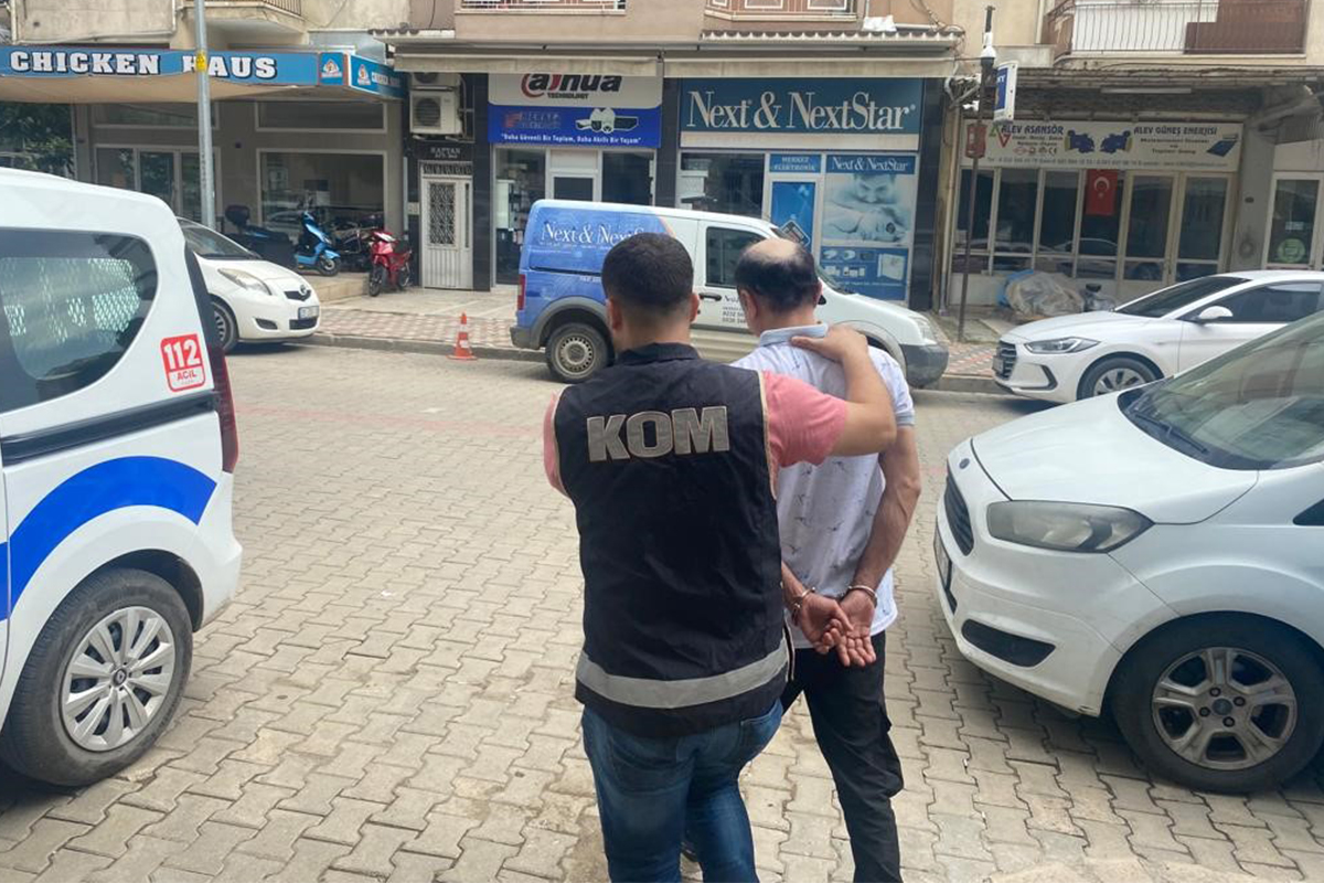 İzmir’de üzerinden 42 bin lira sahte para çıkan kişi tutuklandı