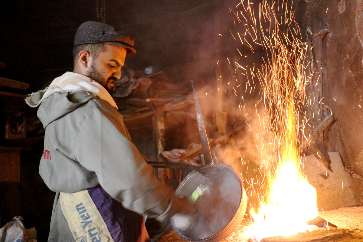 Mesleğinin en genç ismi 150 yıllık dükkanda 4’üncü kuşak olarak kalaycılık yapıyor