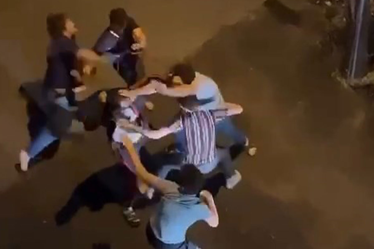 Gençlerin sopalı ve yumruk yumruğa kavgası kamerada