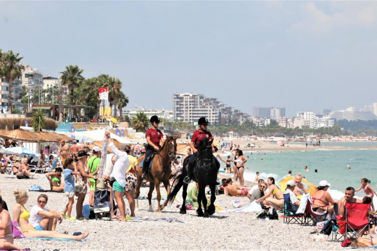 Konyaaltı sahilinin güvenliği Börü ve Winner’e emanet