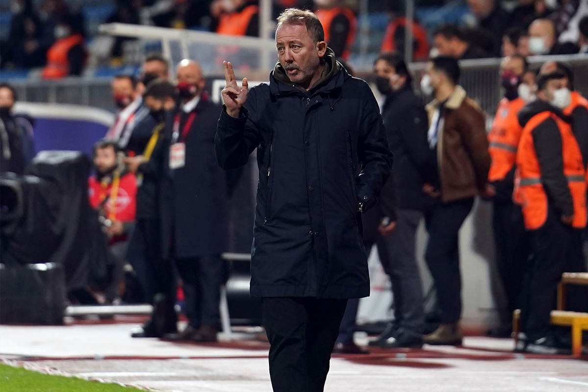 Sergen Yalçın, Neftçi Bakü ile son görüşmeler için Bakü’de