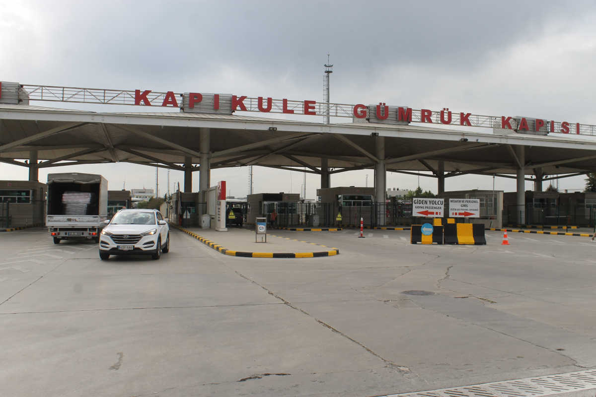 Türkiye’ye gelen gurbetçiler duygu dolu anlar yaşıyor