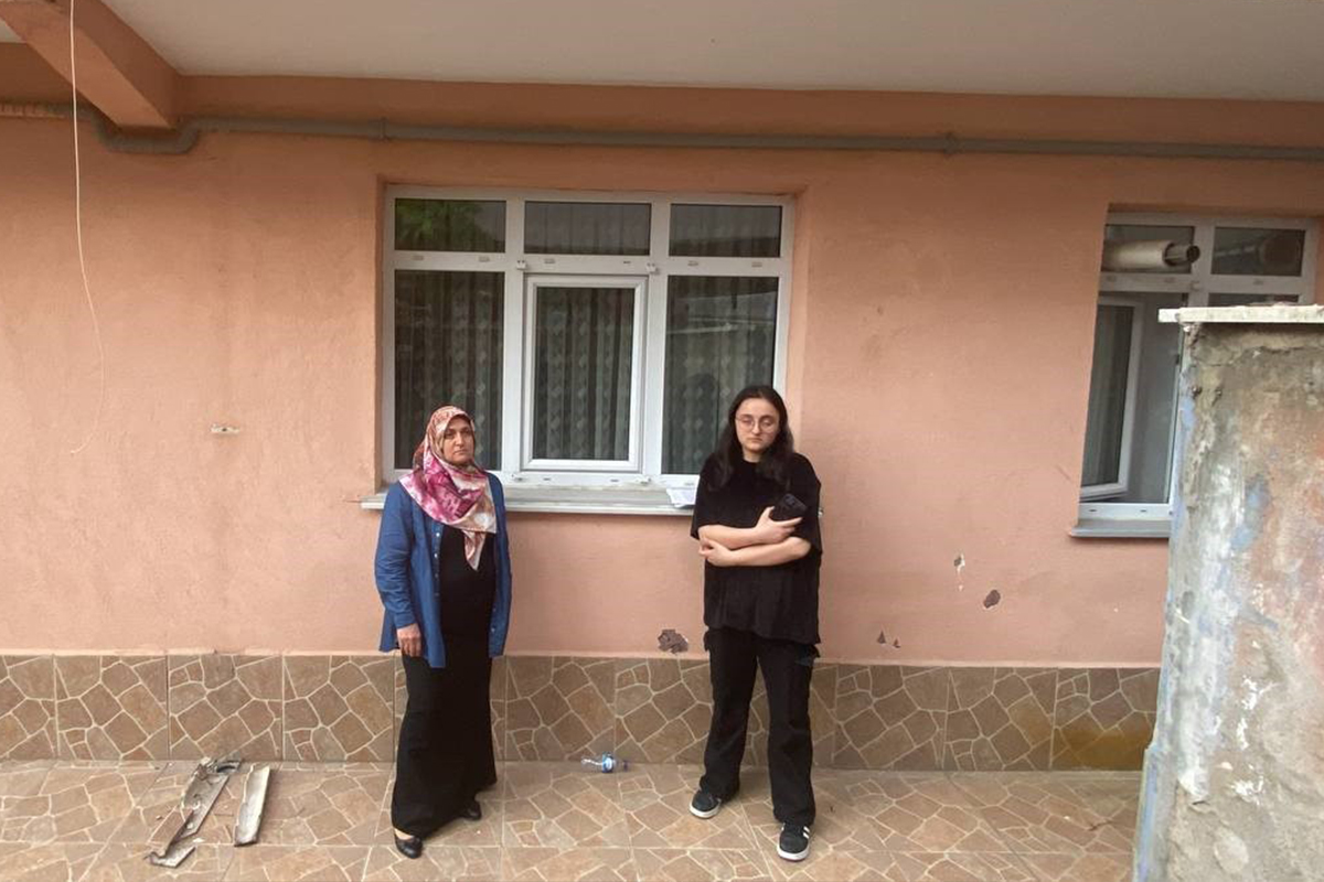 Anne kız memlekete gitmişti, eve geldiklerinde hayrete düştüler: ‘İnsanlık dışı’