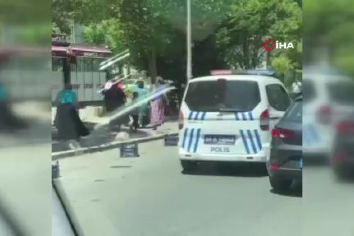 Beylikdüzü’de hırsızlık şüphelisi kadınlar yakalanınca soyunmaya başladı