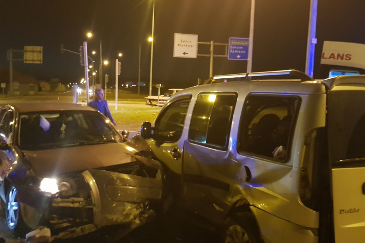 Çorum’da otomobil ile hafif ticari araç çarpıştı: 3 yaralı