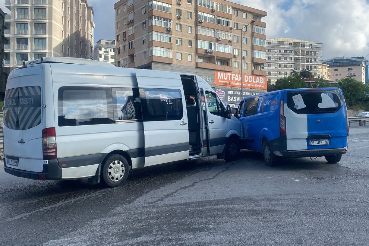 İşçi servisi ile kargo midibüsü çarpıştı: 4 yaralı