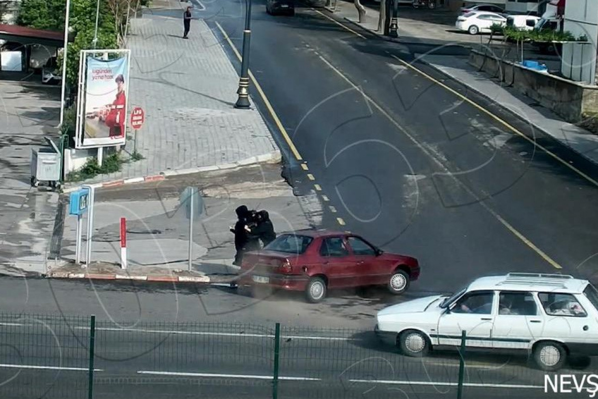 Aracın altında kalmaktan son anda kurtuldular