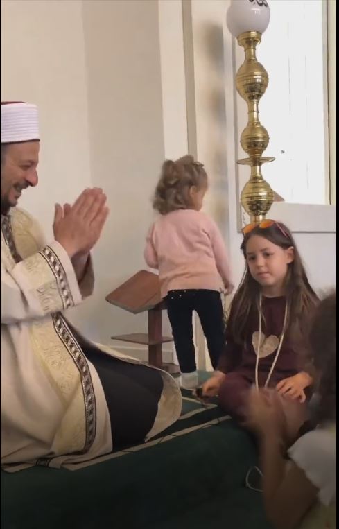 Vaniköy Cami imam hatibinin çocuklarla muhabbeti içleri ısıttı