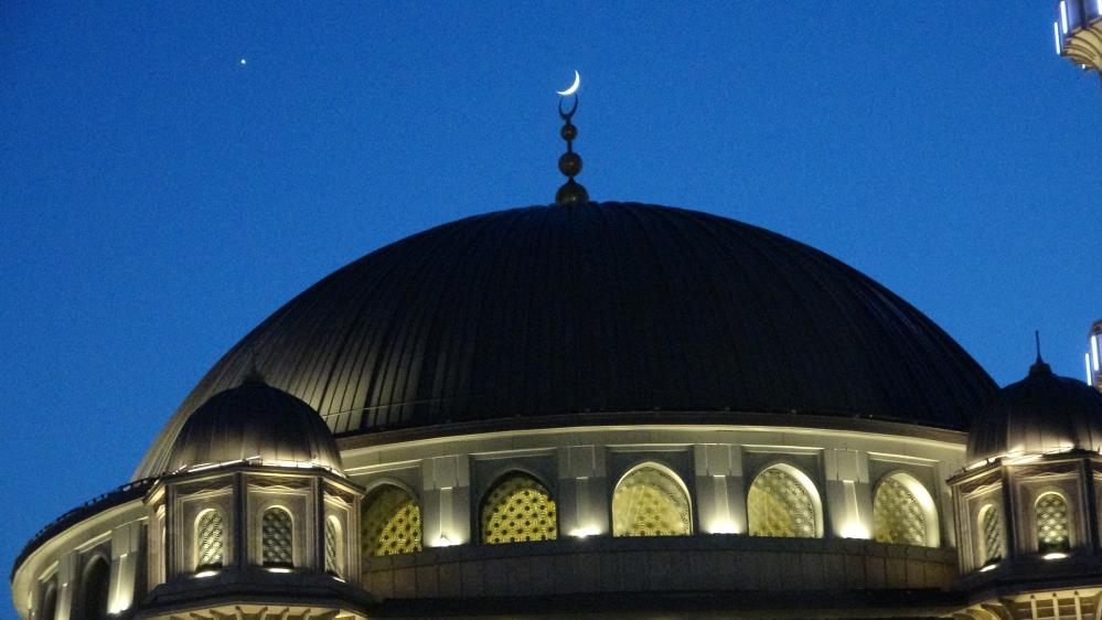 Ay ile yıldızın gökyüzünde buluşması Taksim'de böyle görüntülendi