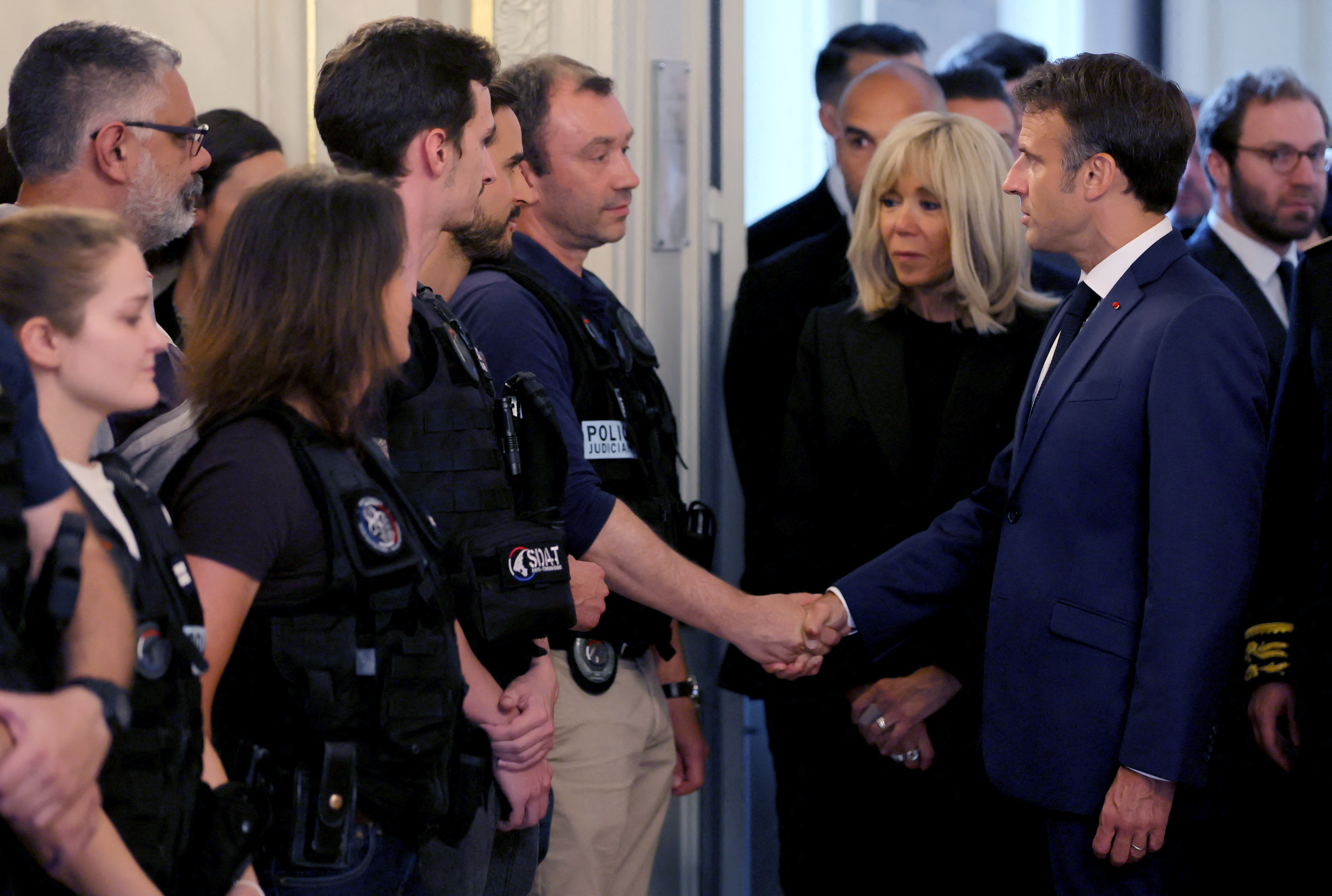 Macron’dan parkta bıçaklı saldırıya uğrayan çocuklara ziyaret