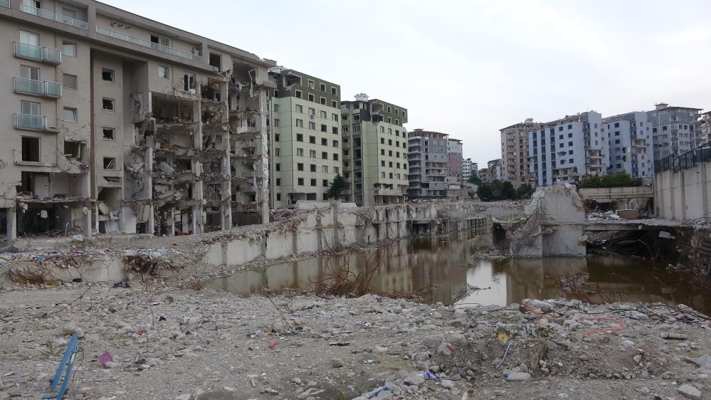Yüzlerce kişiye mezar olan Rönesans Rezidans'ın enkazı suyla doldu