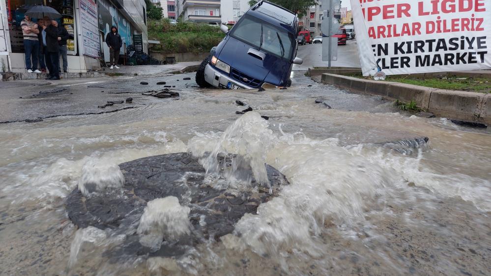 Samsun'da sel: Yollar çöktü, araçlar yolda kaldı