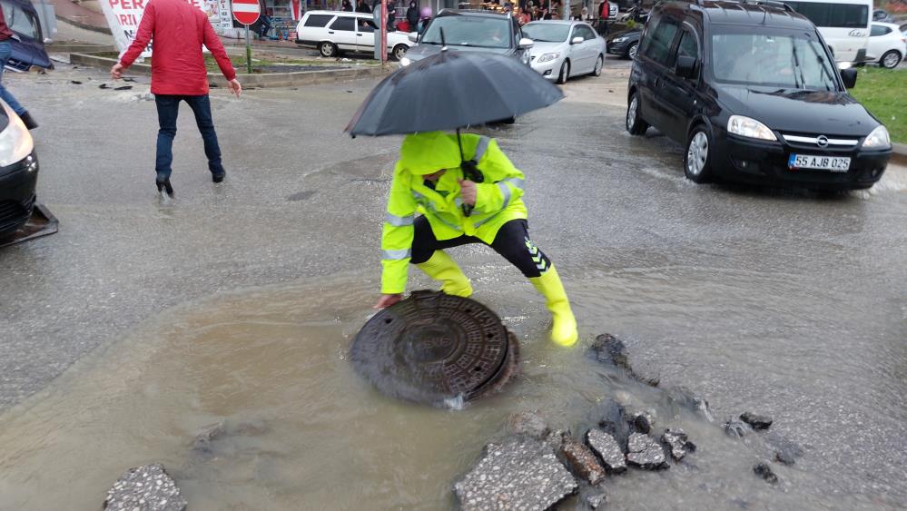 Samsun'da sel: Yollar çöktü, araçlar yolda kaldı
