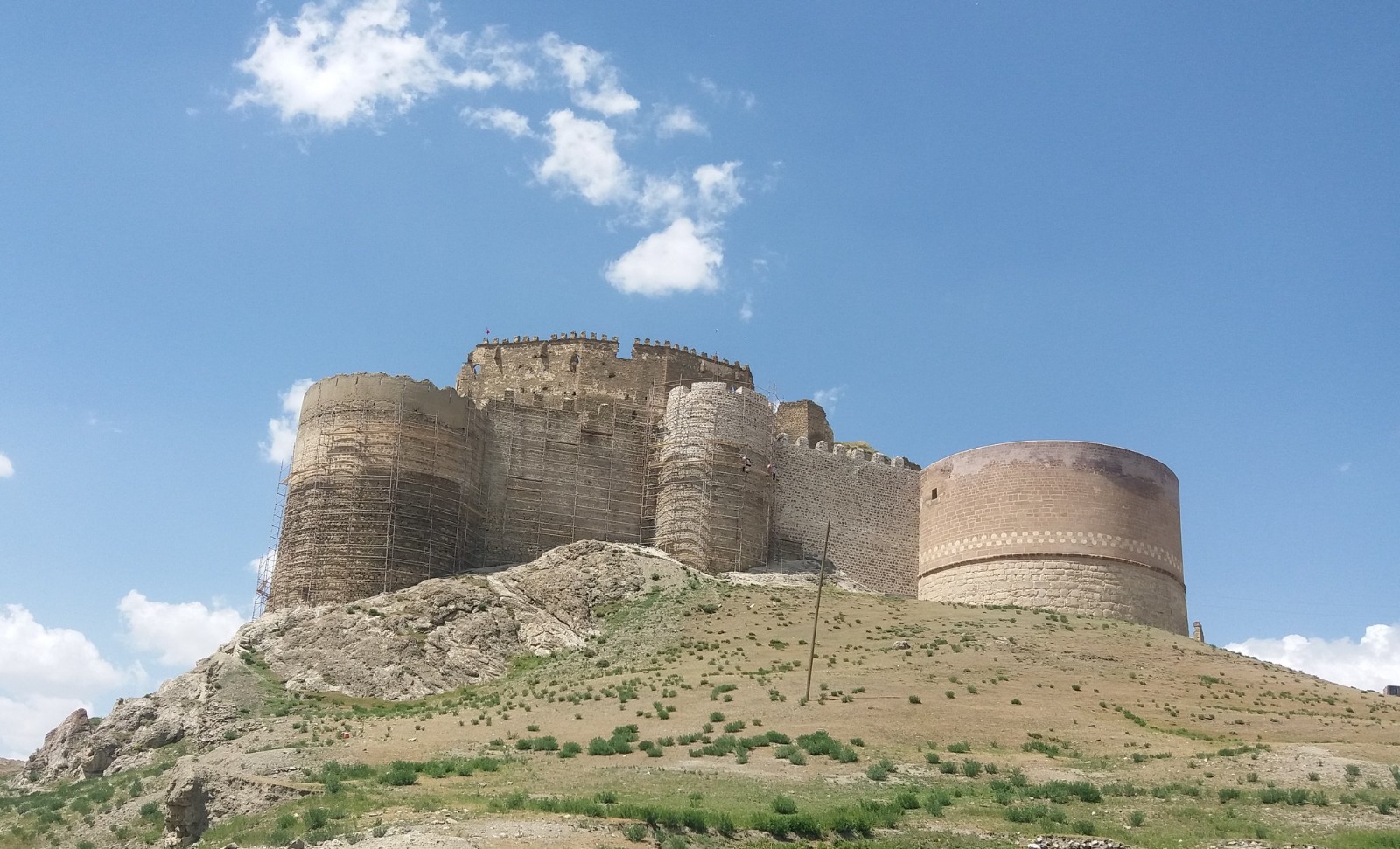 Hoşap Kalesi’nde restorasyon çalışmaları başladı