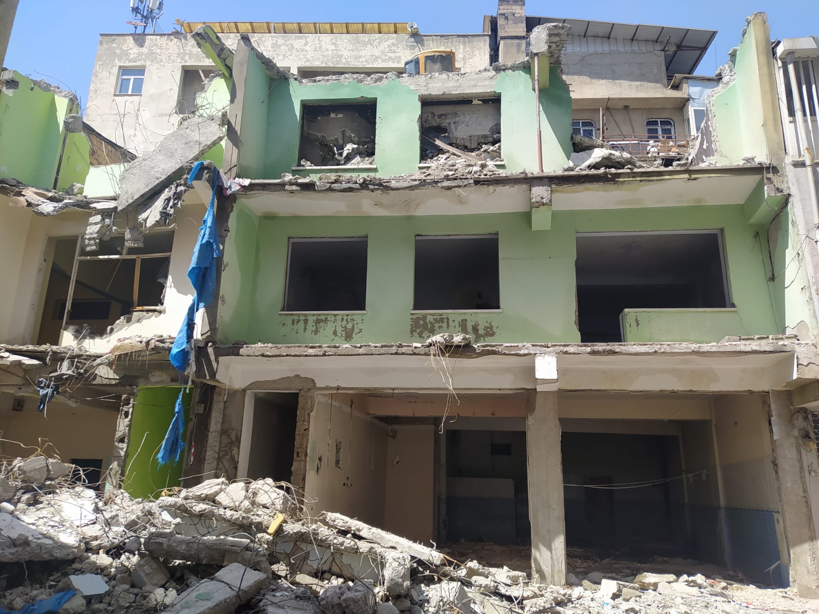 Van’da hasarlı yapılar tek tek yıkılıyor