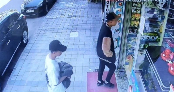 Sensörlü lambanın hırsızları püskürtmesi güvenlik kamerasına yansıdı