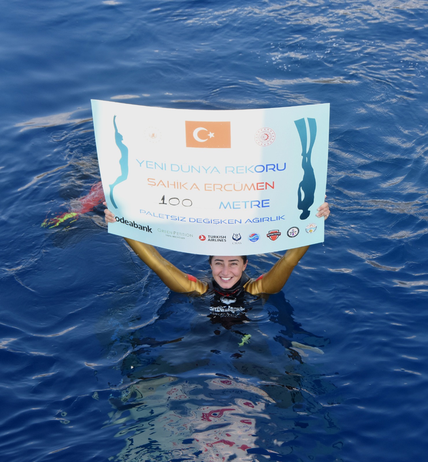 Dünya şampiyonunun elbiseleri gümrüğe takıldı