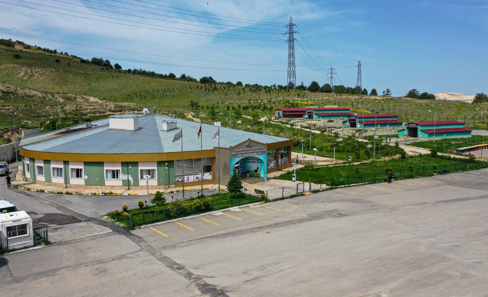 BÜYÜKŞEHİR’İN HAYVAN BARINAĞI SOKAK HAYVANLARINA ŞİFA DAĞITIYOR