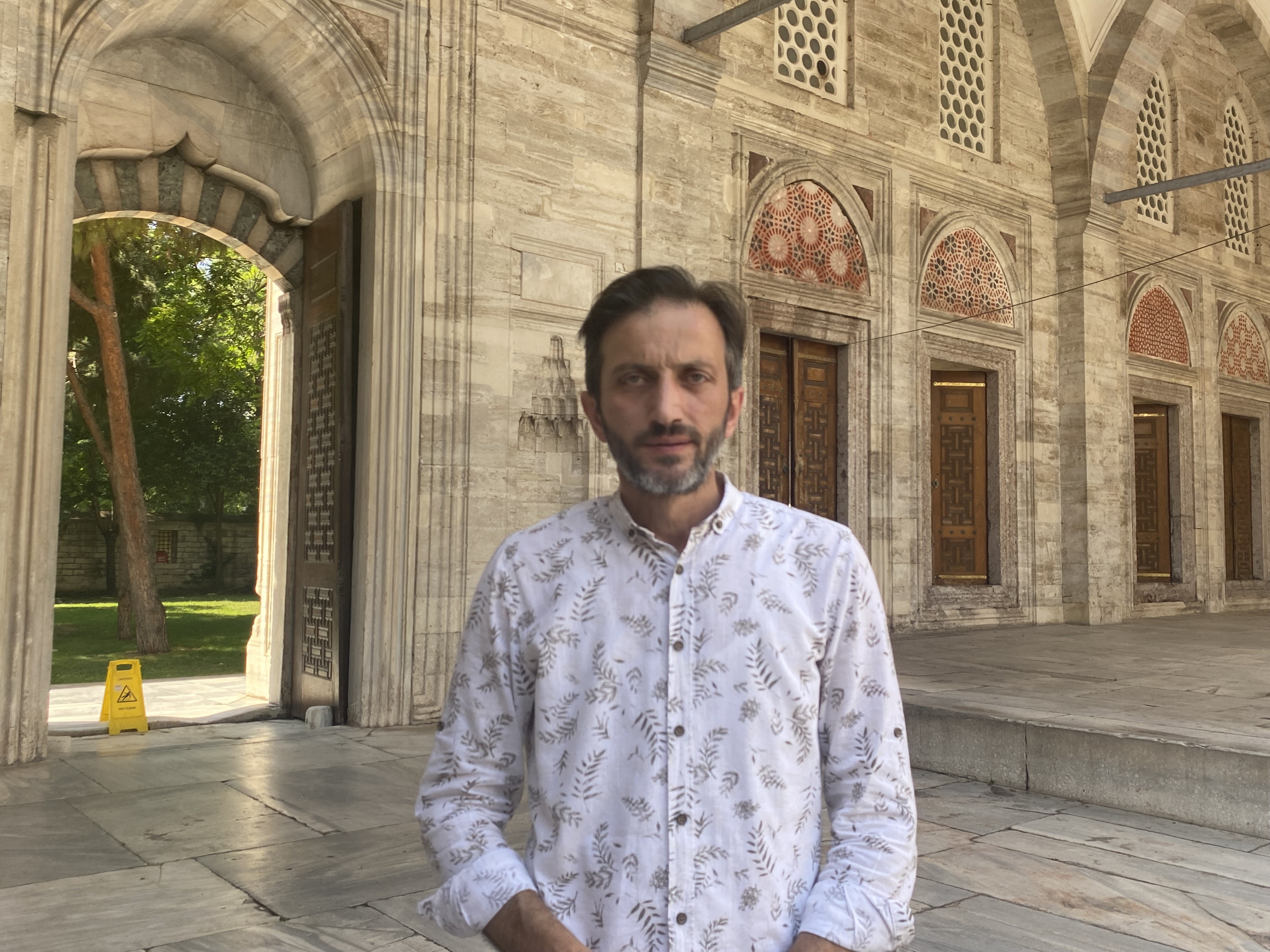 Tarihi açık hava arşivi: Cami sütunlarındaki bilezik yazıları