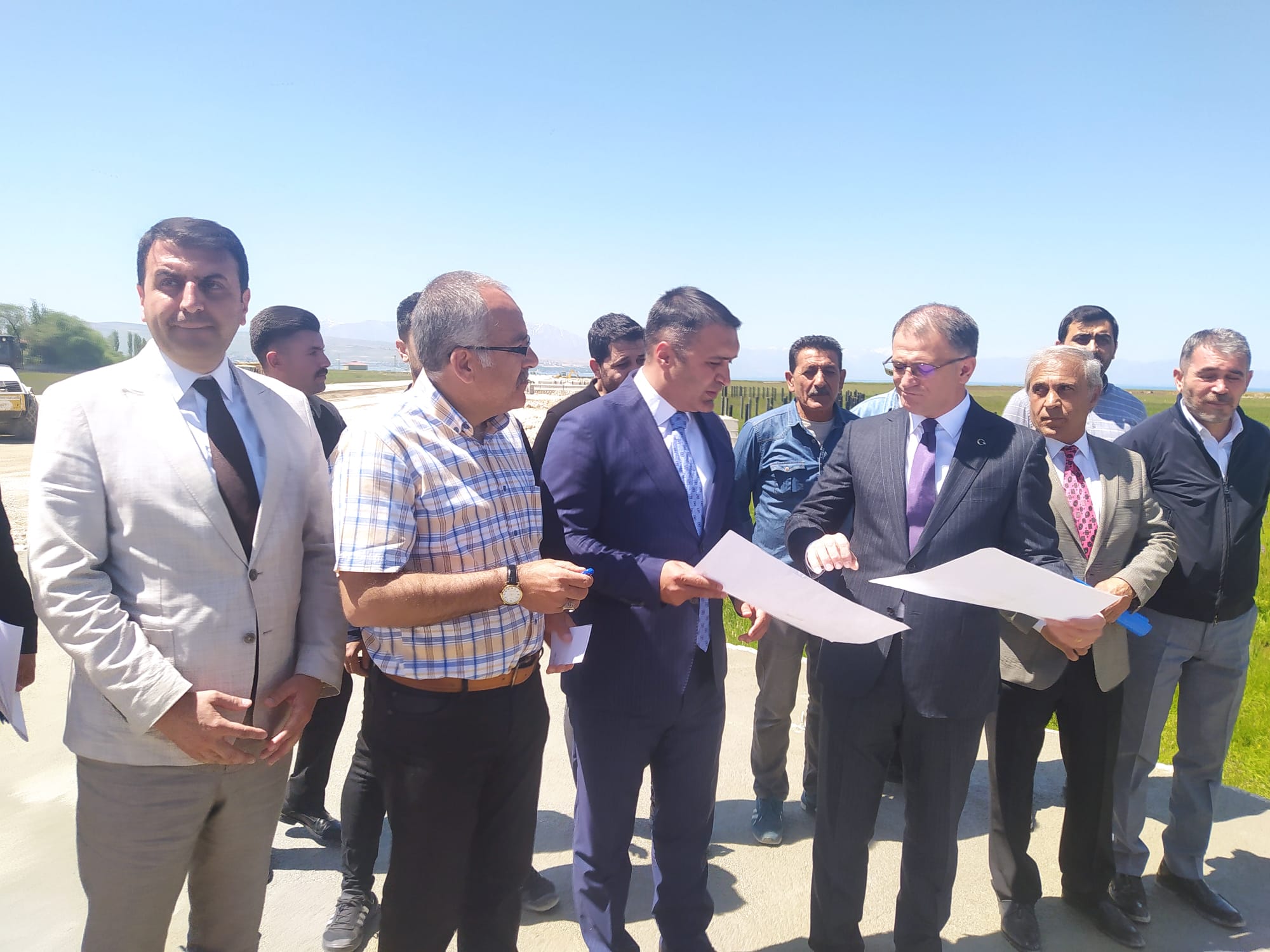 Van’da yapımı devam eden sahil yolu cazibe merkezi olacak