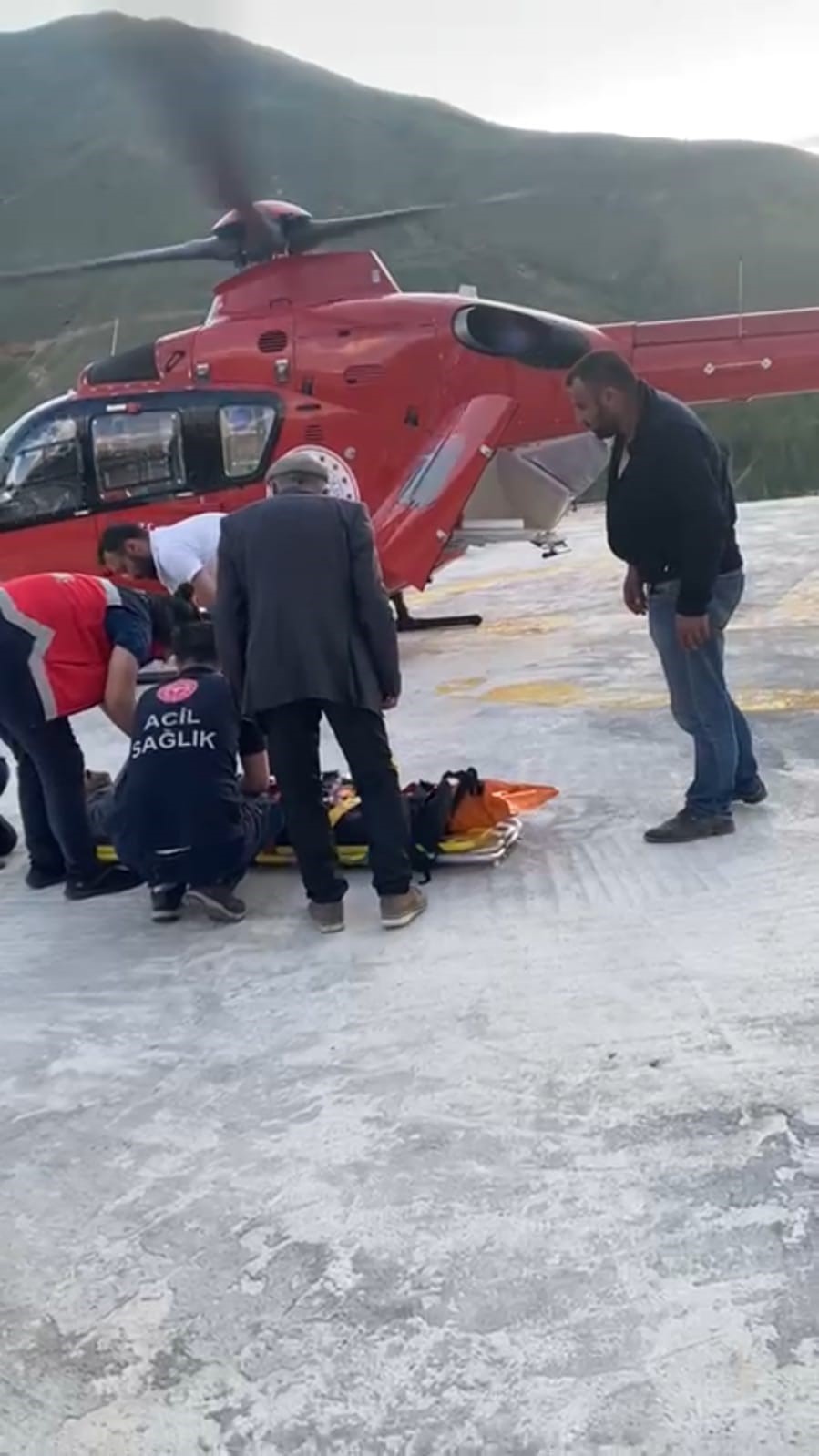 Van’da hayvanın teptiği çiftçinin ayağı kırıldı