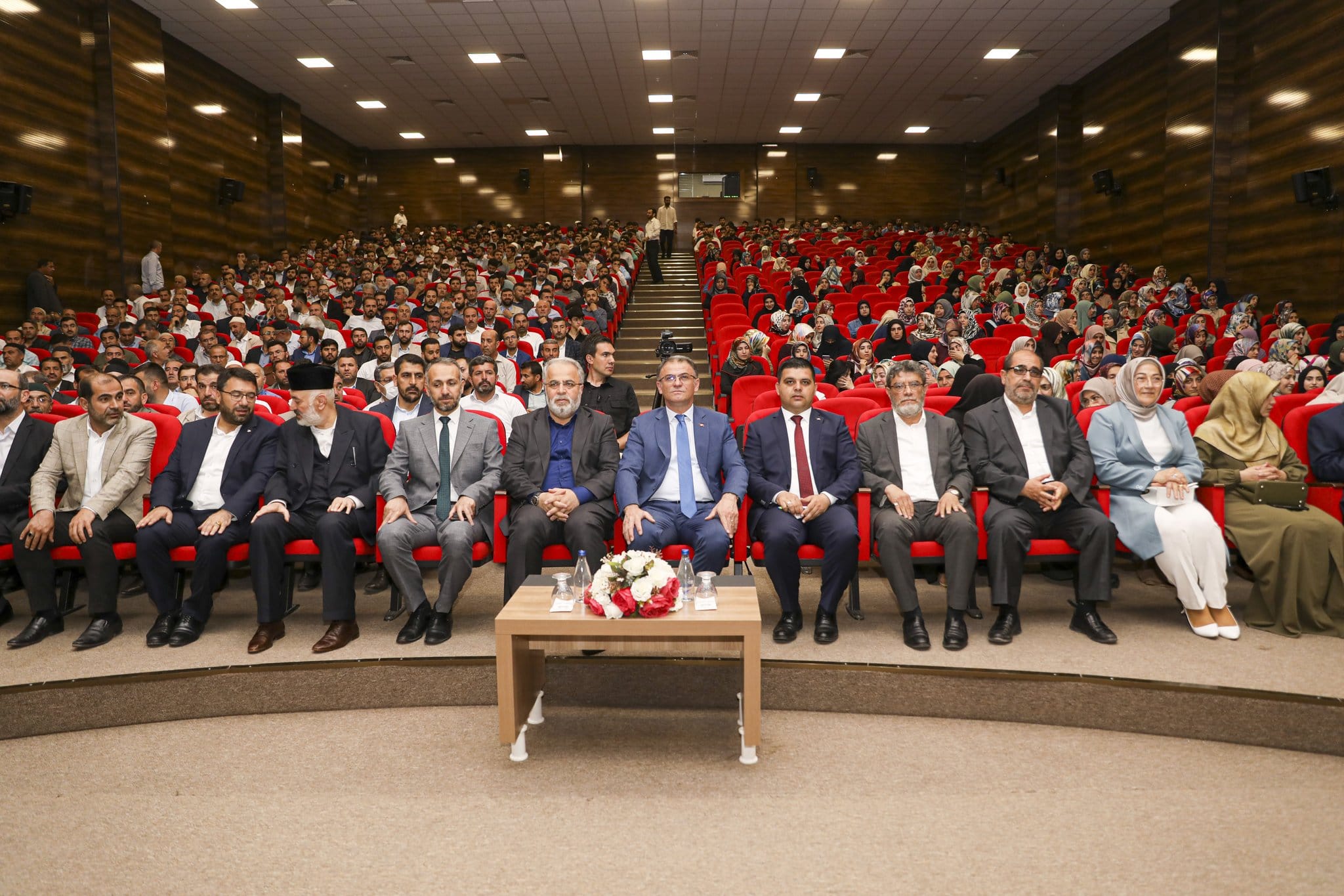 Van’da ” Merhamet Ocağı Ailemiz” konferansı düzenlendi