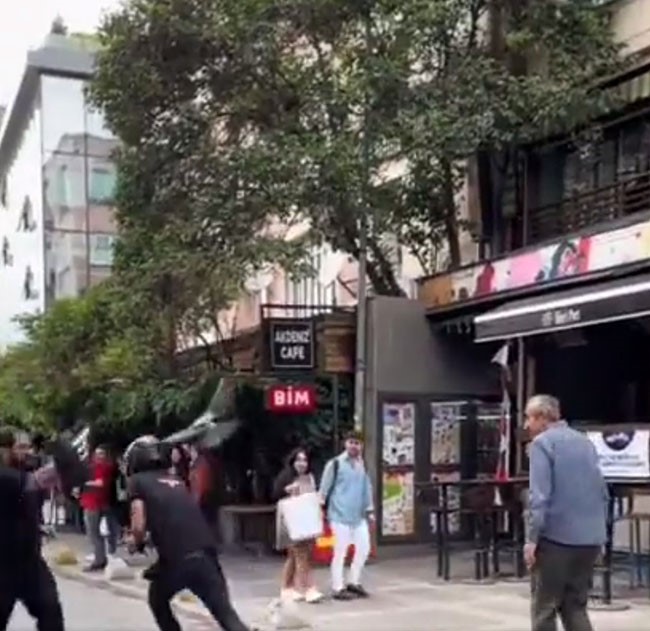 Kadıköy’de yavrusunu korumak isteyen anne karga esnafın başının belası oldu
