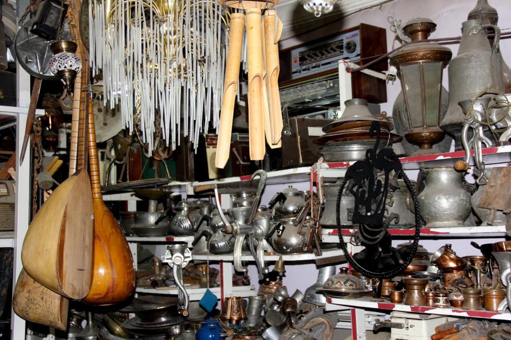 Hobi olarak başladı, yüz binlerce antika ve nostalji eser biriktirdi !