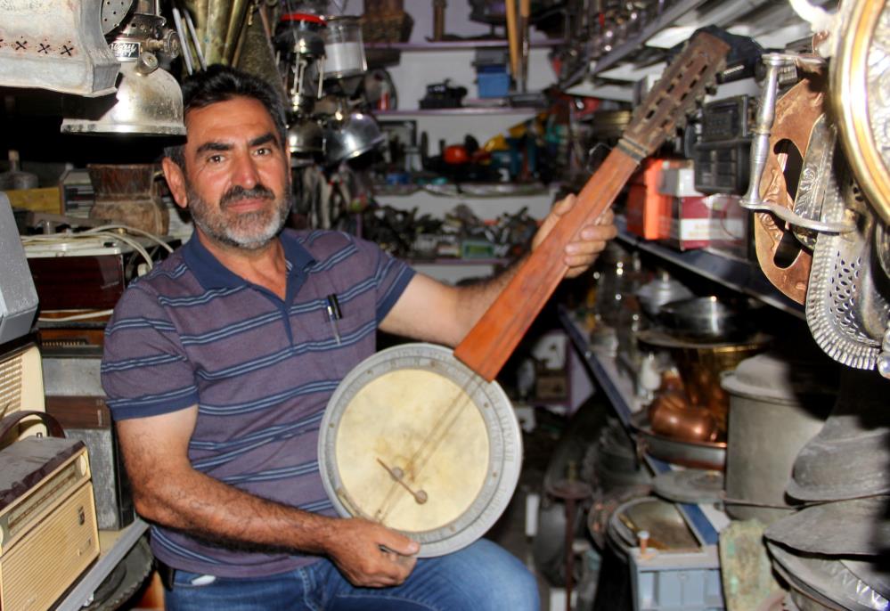 Hobi olarak başladı, yüz binlerce antika ve nostalji eser biriktirdi !