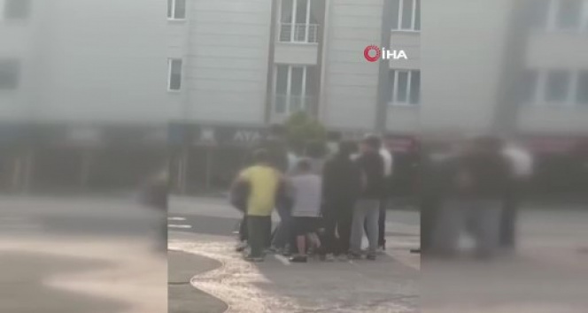 Husumetli iki aile caddede karşılaşınca birbirine girdi